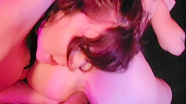 Esposa Liberada em Trio Selvagem com Paus Grandes