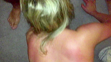 MILF em Ménage - Esposa em Sua Primeira Suruba