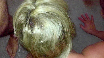 MILF em Ménage - Esposa em Sua Primeira Suruba