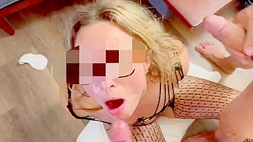 Esposa Insaciável Leva Dupla Gozada no Rosto em Pornô Caseiro XXX