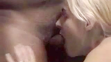 Gangbang Preto com MILF Swinger Esposa Cheia de Porra em Trio BBC
