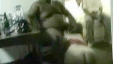 Orgia Selvagem em Festa de Casa com MILFs Cornudas e Esposas Swingueiras