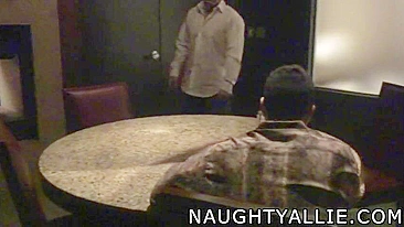 Loira MILF Esposa em Gangbang Cornudo com Peitos Grandes