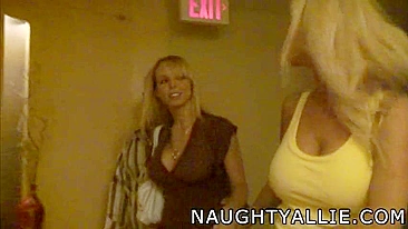 MILFs Peitudas Iniciam Ménage no Corredor do Hotel