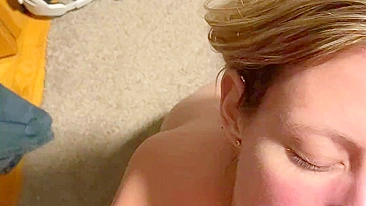 Prazer da esposa - Marido goza no rosto dela depois de se masturbar