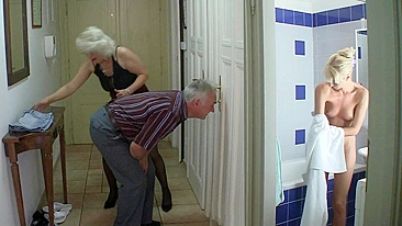 Neta loira nerd arrastada pra suruba por velhos tarados