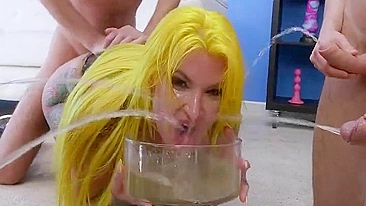 Mãe pervertida de 50 anos na primeira orgia de mijo e bukkake