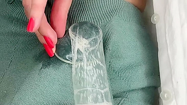 Mãe Safada Pega pelo Filho e Quer Mostrar Como Sabe Bater uma Punheta