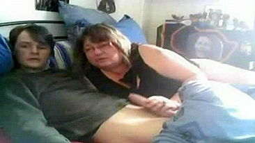 Pornô incesto - Ruiva pelada adora chupar e provar o pau do filho