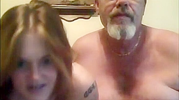 Filhinha miúda mama o pau do pai ~ Incesto real