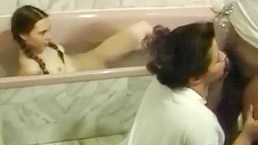 Primeira lição de incesto ~ Mãe pervertida chupa pau do filho na frente da filha