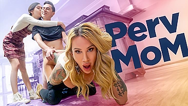 Vida de MILF peituda - Filho e nora querem brincar com seu corpo incrível