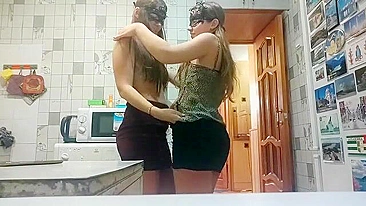 Incesto real ~ Irmãs strip e foda com dildo duplo por grana