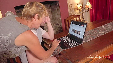 Mãe madura peituda de 60 pega filho vendo pornô de velhas safadas