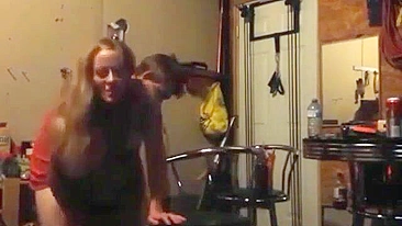 Irmão Ajuda Irmã Gostosa a Estudar e Enche Sua Buceta