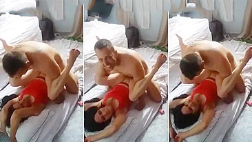 Mãe vê o filho foder a MILF safada, sua melhor amiga