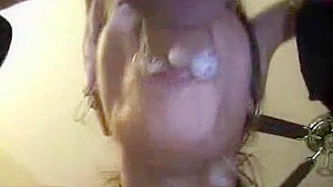 Puta Submissa Amarrada Engole Pau do Filho Antes Dele Gozar na Garganta Dela