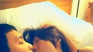 Irmão e Irmã Asiáticos em Tabu! Enquanto Pais Dormem no Quarto ao Lado