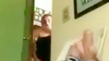 Mãe invade quarto do filho e flagra ele batendo punheta