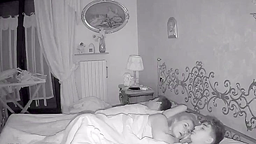 Mãe Pervertida Invade Cama do Filho pra Sexo ~ Cam Escondida Pega Incesto