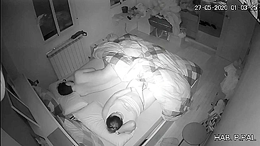 Mãe e filho na mesma cama, câmera escondida flagra ela se masturbando enquanto ele dorme