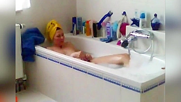 Vazou! Ela só relaxa depois do trampo batendo três punhetas