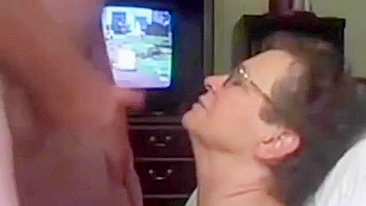 Mãe Faz Filho Gozar na Cara Dela, Quer se Gabar do Vídeo pras Amigas