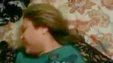 Prazer Proibido ~ MILF Árabe Levando Surra de Pau do Próprio Filho em Fita Explosiva