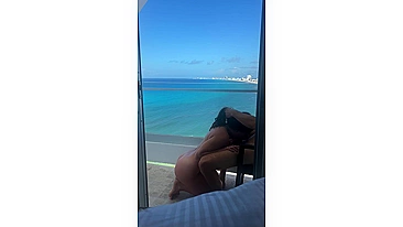 Boquete amador na varanda durante as férias