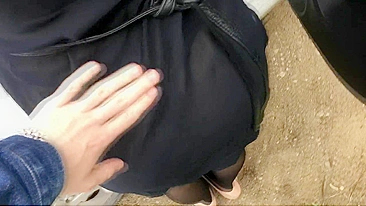 Cara acaricia pernas sexy dela no carro, louco por sexo quente