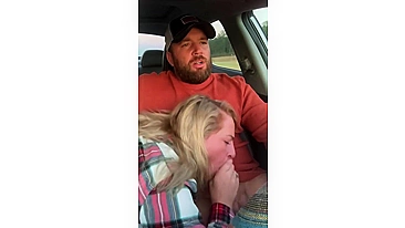 Marido ganha boquete da esposa no carro enquanto dirige