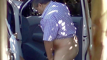 Puta filmada às escondidas transando com cliente no carro