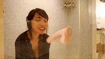 Asiática linda se penetrando fundo com dildo