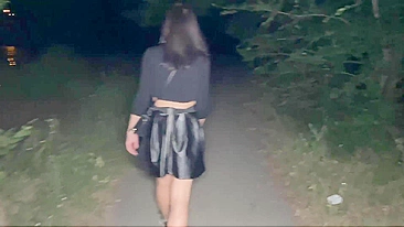 Dupla voyeur transando em lugar público à noite