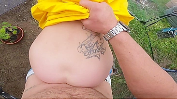 Admirando a paisagem linda, loira sente tesão louco por sexo