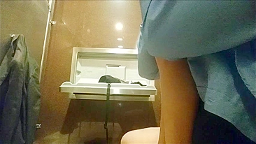 Madura tesuda transando rápido com chefe no banheiro