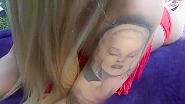 Sexo no piquenique na grama em lugar público com namorada loira