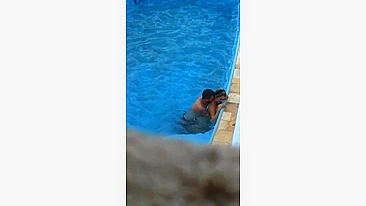Casal Safado Transando na Piscina Pública com Voyeur Gravando