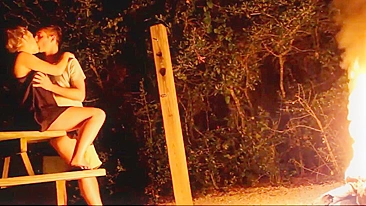 Casal amador transando ao ar livre na fogueira