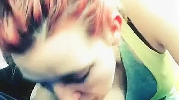 Namorada faz boquete rápido e engole porra no carro