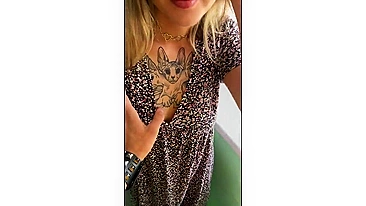 Sexo com Namorada no Corredor Público