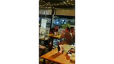 Mulher Tailandesa Mostrando Buceta e Bunda em Bar Público