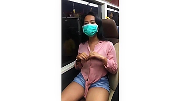 Mulher Sedutora Mostra Peitos Lindos no Bonde Público