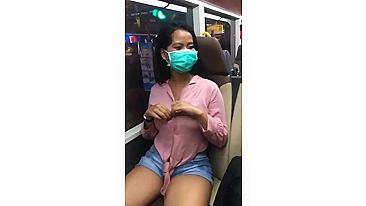 Mulher Sedutora Mostra Peitos Lindos no Bonde Público