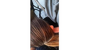 Boquete Público Chocante no Carro em Movimento com Gestos Obscenos