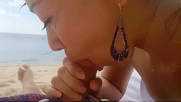 Asiática safada chupando o cara na praia