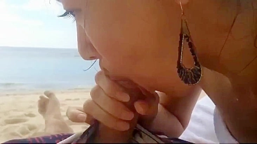 Asiática safada chupando o cara na praia