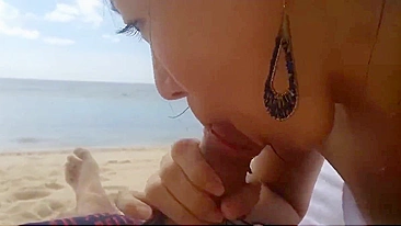 Asiática safada chupando o cara na praia