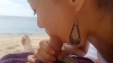 Asiática safada chupando o cara na praia