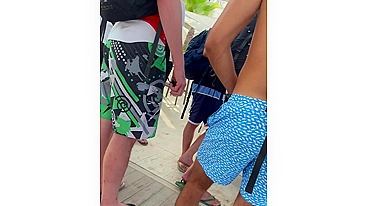 Namorada Tarada Sem Calcinha Mostrando a Buceta no Terraço